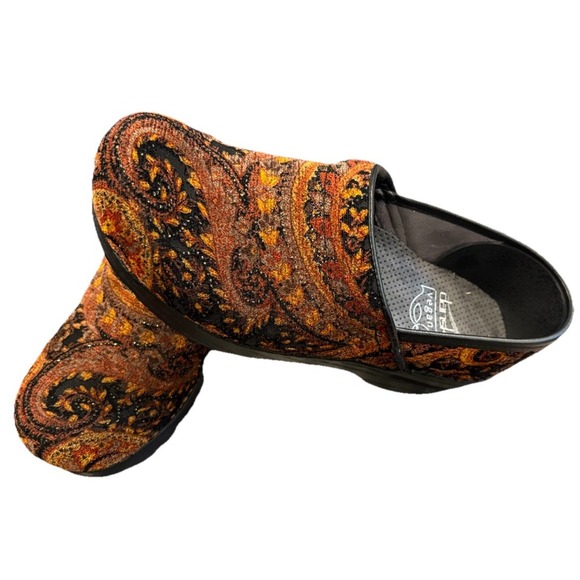 DANSKO Vegan Clogs Size 37 Red Shimmer Paisley Tapestry Velvet  Women's 6.5 US - Picture 3 of 8